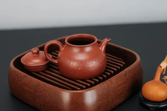 Premium Yixing Clay Teapot: Handcrafted Golden Toad Design 140cc 4