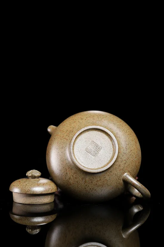 Zisha Teapots: 6000 CNY | He Huan 1