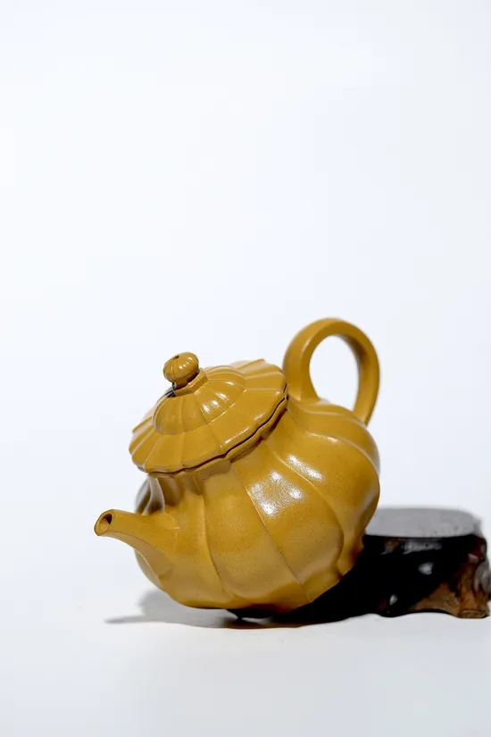 Yixing Zisha Teapot | Handcrafted Golden Clay Artisan Teapot 280cc 5