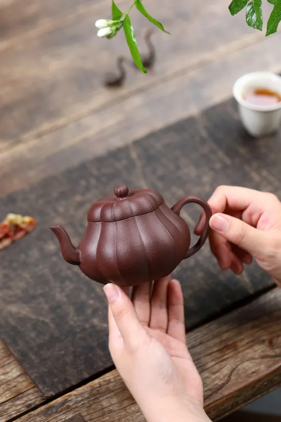 Zisha Teapots: Ribbed Pear-shaped | Jiang Yaping | 240cc capacity 6