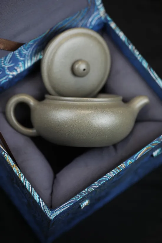 Zisha Teapots: Flat-Bellied Masterpiece | 2100 CNY 2