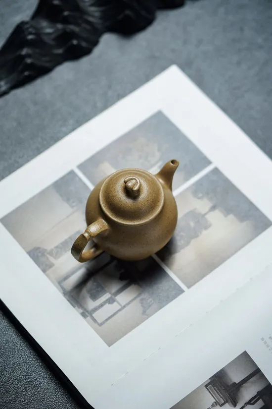 Zisha Teapots: Agarwood-duan clay | Wang Qiang | 150cc capacity 1