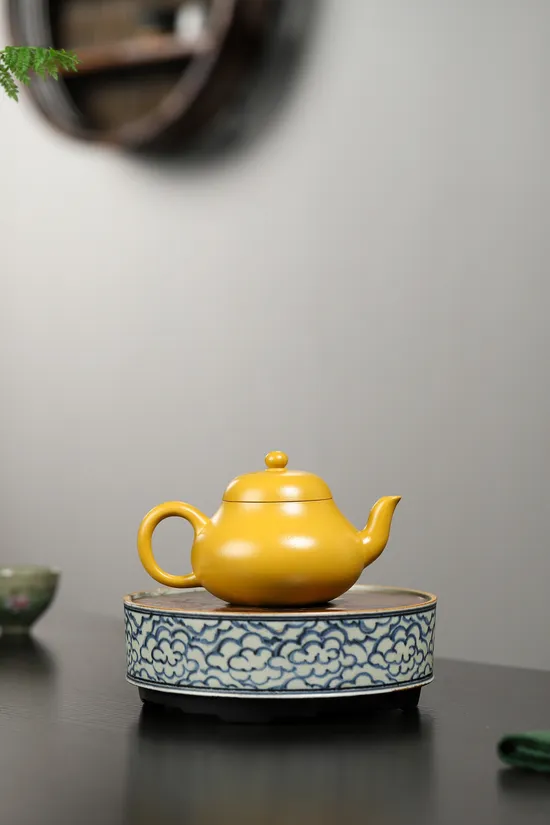 Zisha Teapots: Gold Zhu Ni clay | Master Yang Junbao 4