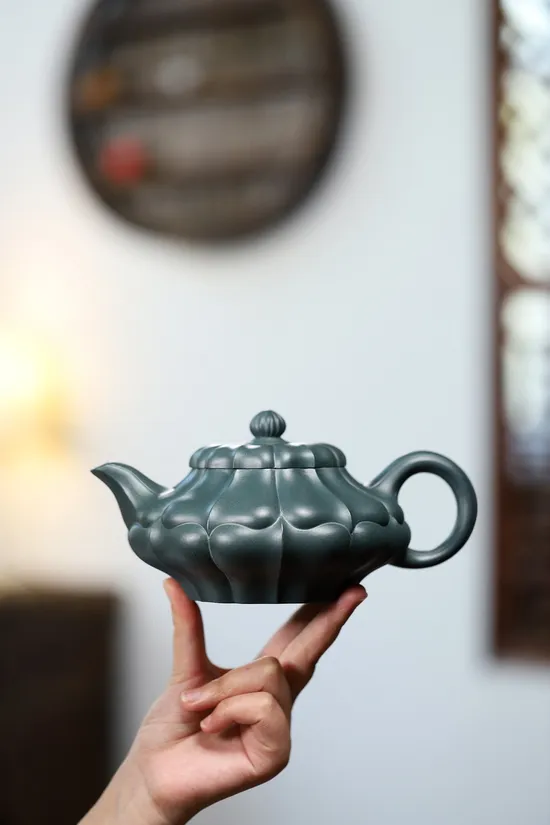 Premium Handcrafted Yixing Zisha Teapot – Artisan Collectible 2