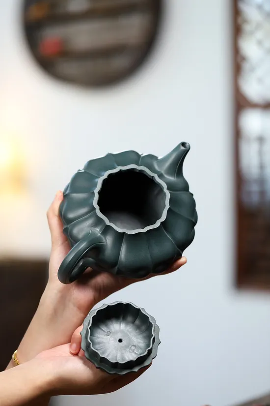 Premium Handcrafted Yixing Zisha Teapot – Artisan Collectible 4