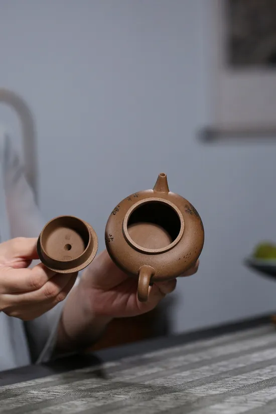 Zisha Teapots: CNY 1440 | 160cc capacity | Gao Junjie 1