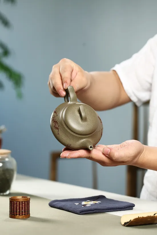Premium Yixing Clay Teapot | Artisan-Crafted Zisha Pottery 3