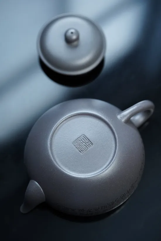 Handmade Yixing Teapot - Jingzhou Bianying, 330cc Clay Pot 4