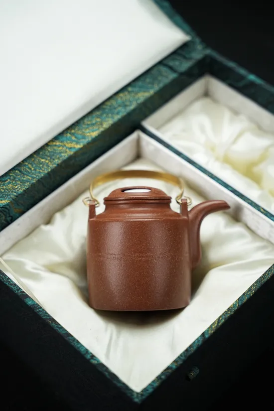 Premium Yixing Zisha Teapot | Authentic Handcrafted Clay Artistry 2