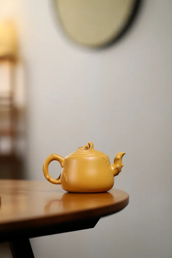 Zisha Teapots: Golden Zhu Ni clay | Five Bats Holding a Peach 1