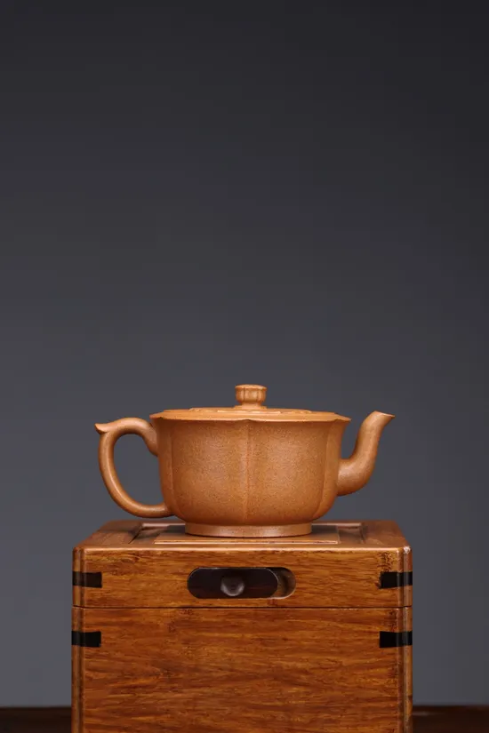 Zisha Teapots: Lotus Platform | Hui Haiqin 1