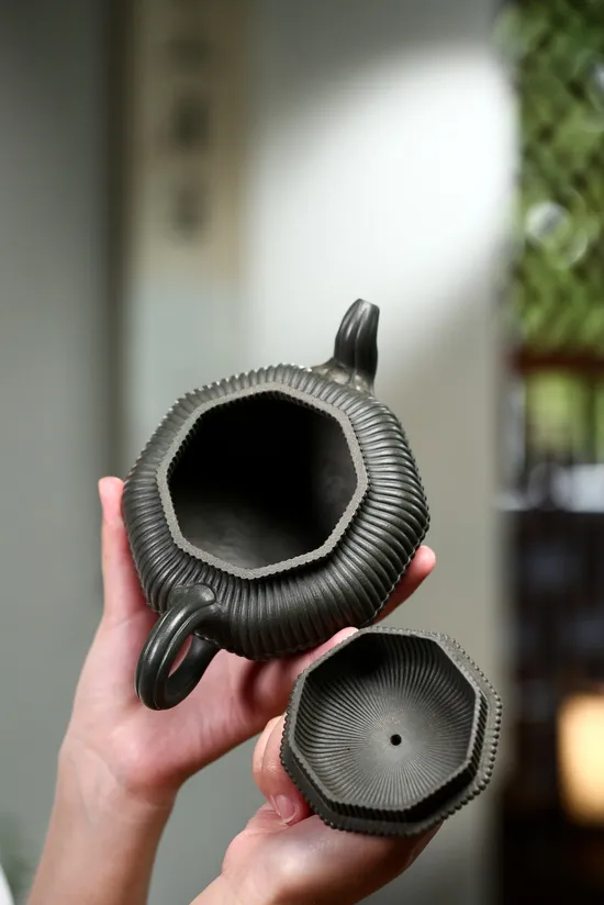 Zisha Teapots: Eight-Sided Hero Teapot | 8100 CNY 1