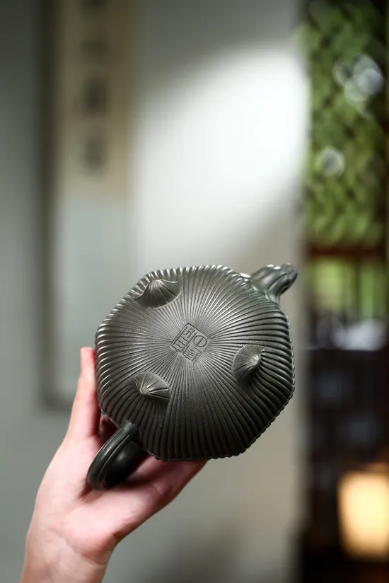Zisha Teapots: Eight-Sided Hero Teapot | 8100 CNY 5