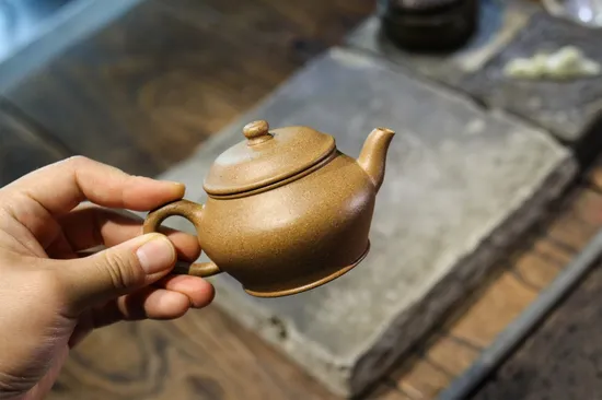 Premium Yixing Zisha Teapot - Gaodeng Clay Pot, Handcrafted Artistic Design 1