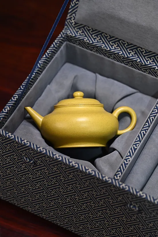 Zisha Teapots: 9 | 000 CNY | premium yellow duan clay 3
