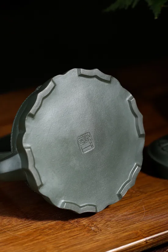 Yixing Zisha Clay Teapot | Wang Fang Artisan Masterpiece | 850cc 2