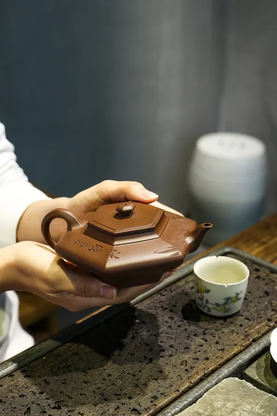 Handcrafted Yixing Teapot with Bamboo Engraving | Li Shuang 2