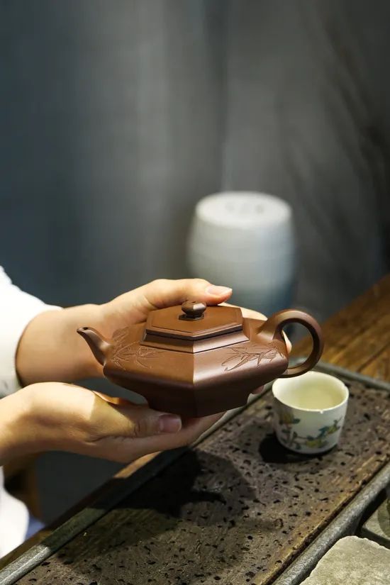 Handcrafted Yixing Teapot with Bamboo Engraving | Li Shuang 3