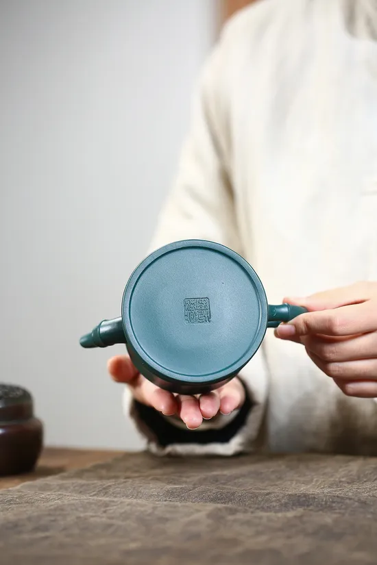 Premium Yixing Zisha Teapot – Artisan Crafted Ceramic Teapot 1