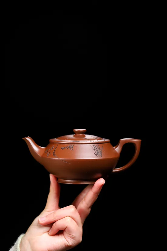 Master Xu Nan's Yixing Zisha Teapot - Premium Clay Artistry & Collectible 5