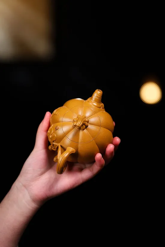 Handcrafted Yixing Zisha Teapot – Artisan Collectible & Unique Design 1