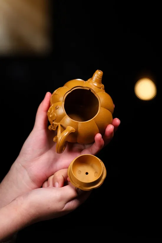Handcrafted Yixing Zisha Teapot – Artisan Collectible & Unique Design 2