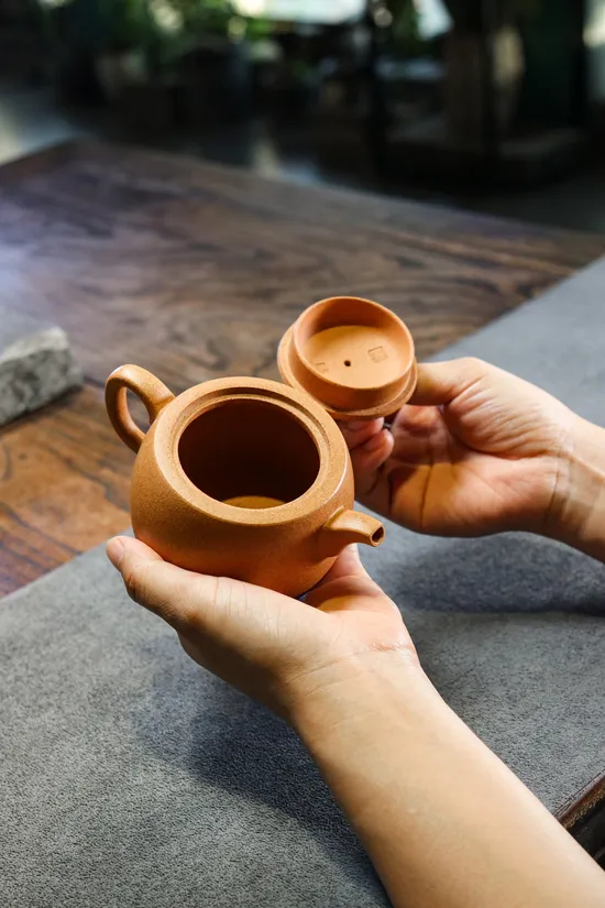 Handcrafted Yixing Zisha Teapot – Artisan Ceramic Teapot 190ml 2