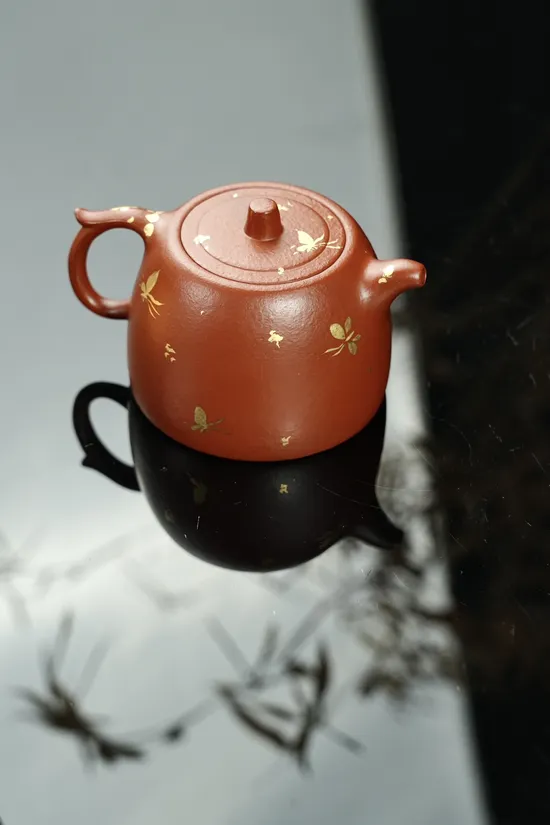 Premium Yixing Zisha Teapot – Handcrafted Clay, Carved Gold Design 1