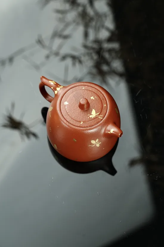 Premium Yixing Zisha Teapot – Handcrafted Clay, Carved Gold Design 4