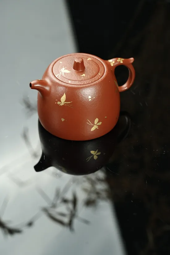 Premium Yixing Zisha Teapot – Handcrafted Clay, Carved Gold Design 5