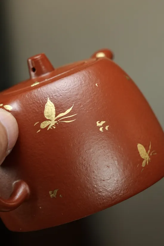 Premium Yixing Zisha Teapot – Handcrafted Clay, Carved Gold Design 7
