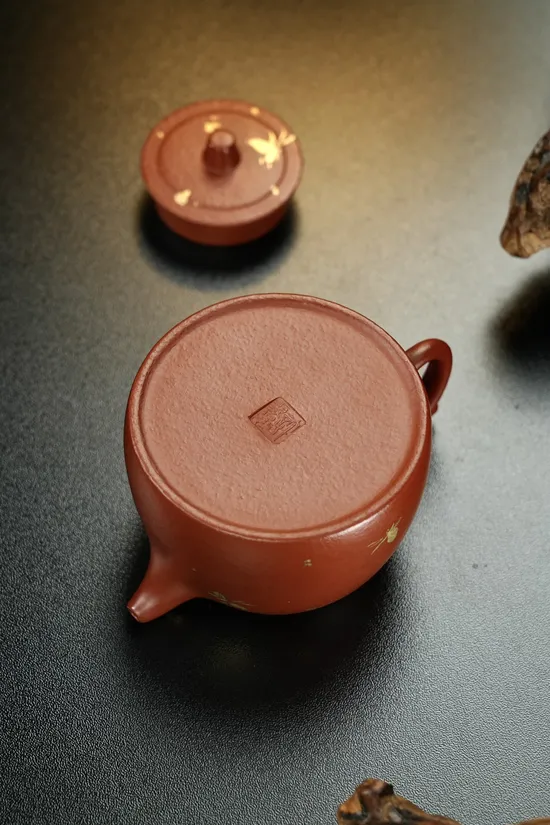 Premium Yixing Zisha Teapot – Handcrafted Clay, Carved Gold Design 8