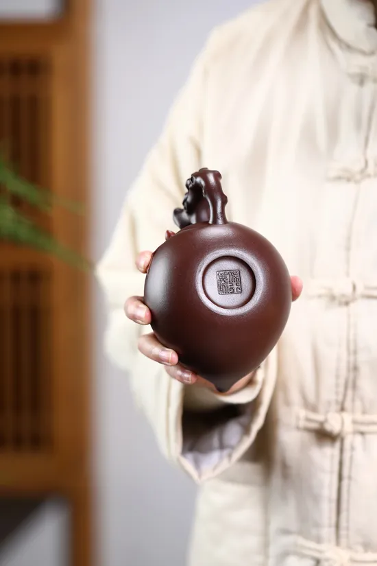 Yixing Clay Teapot: Sheng Tao Collector's Handmade Artistry 3