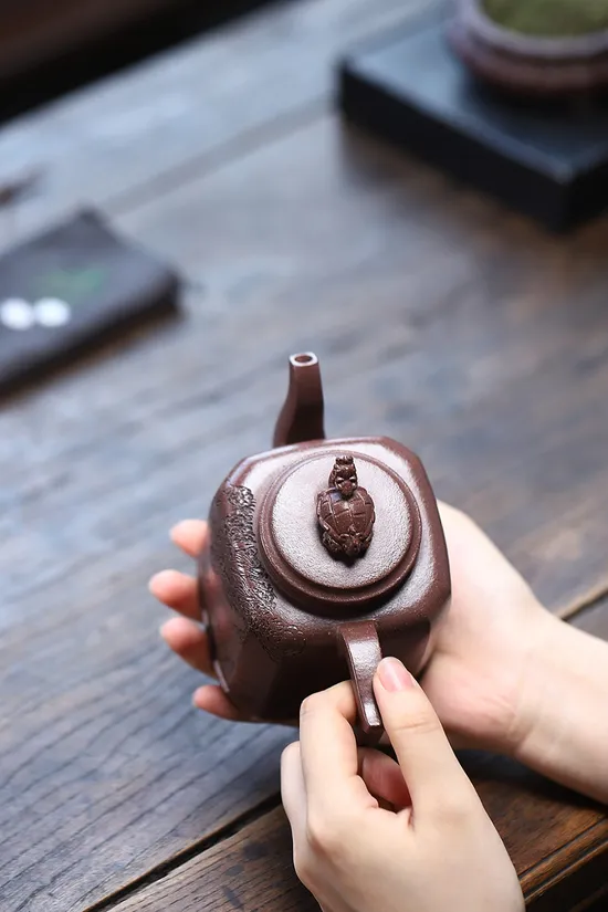 Handcrafted Yixing Zisha Teapot - Artisan Purple Clay Masterpiece 3