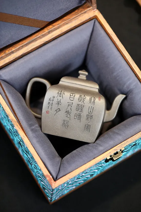 Premium Yixing Clay Teapot | Handcrafted Zisha Artisan Pottery 8