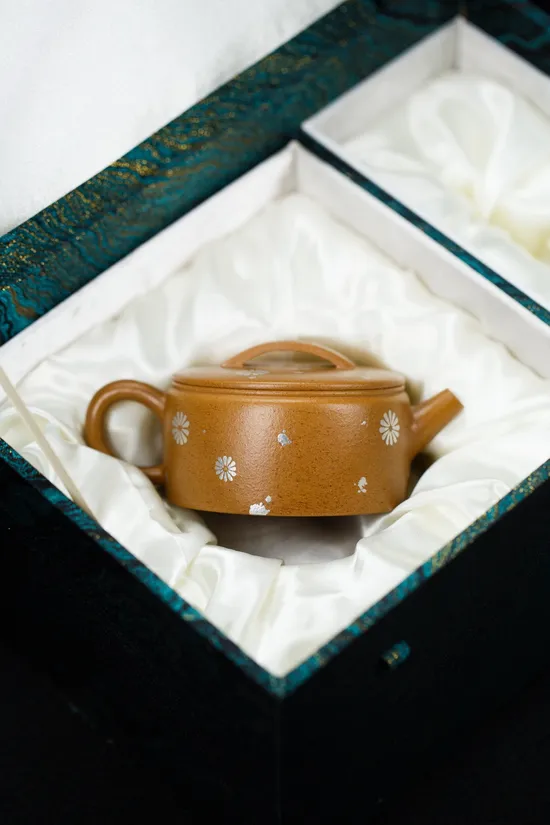 Zisha Teapots: premium gold duanní clay | hand-engraved silver 3
