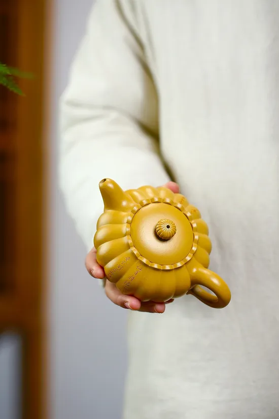 Premium Yixing Teapot: Collector's Choice, Handcrafted Artistry 2
