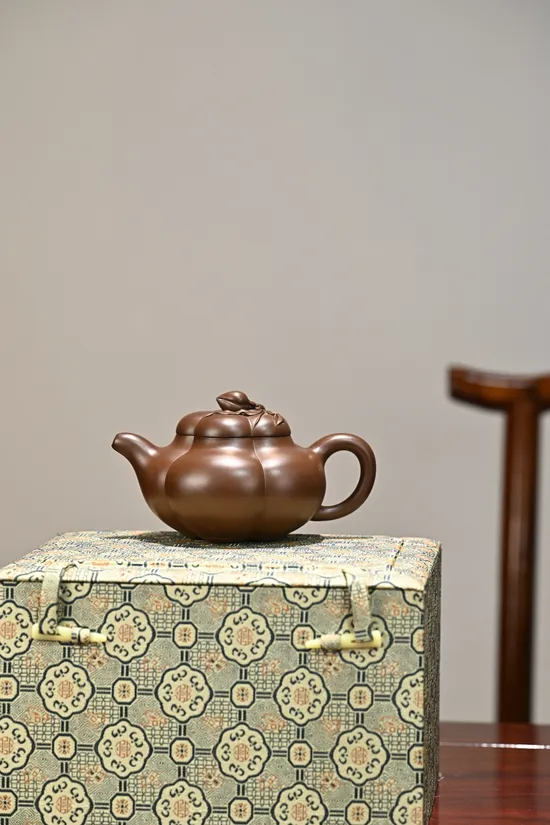 Yixing Zisha Teapot - Premium Handcrafted Purple Clay Artistry 5