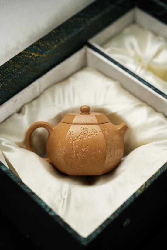 Premium Yixing Clay Teapot - Golden Duanni Craftsmanship & Elegant Design 6