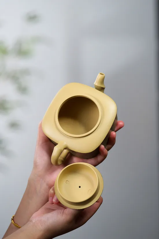 Handcrafted Yixing Clay Teapot Jiaoni Sifang Zhu | Artisan Yuan Lianyun | 400cc 3
