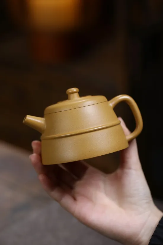 Yixing Golden Duanni Clay Teapot 200cc | Handcrafted Zisha Artistry 2