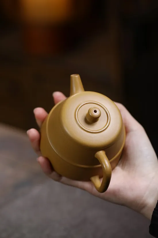 Yixing Golden Duanni Clay Teapot 200cc | Handcrafted Zisha Artistry 3