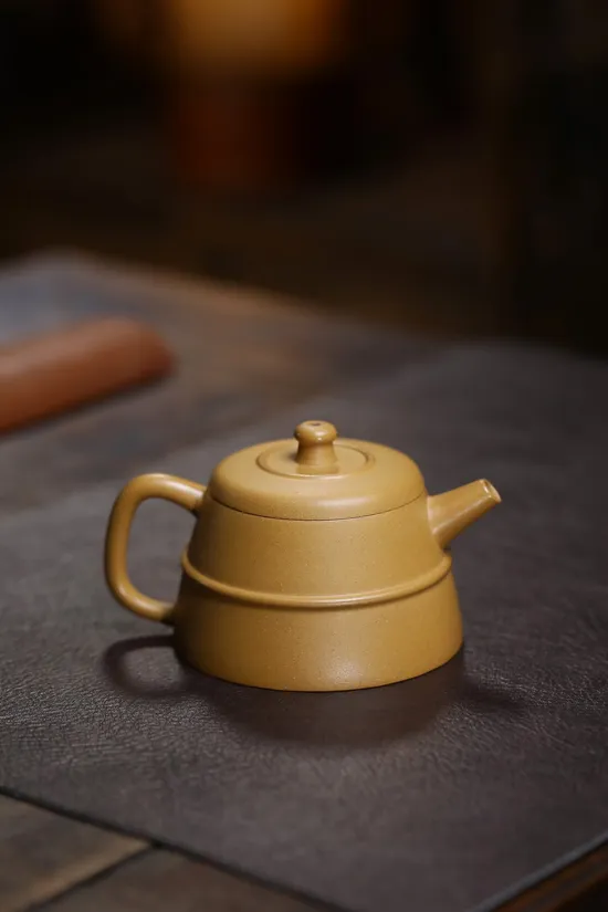 Yixing Golden Duanni Clay Teapot 200cc | Handcrafted Zisha Artistry 4