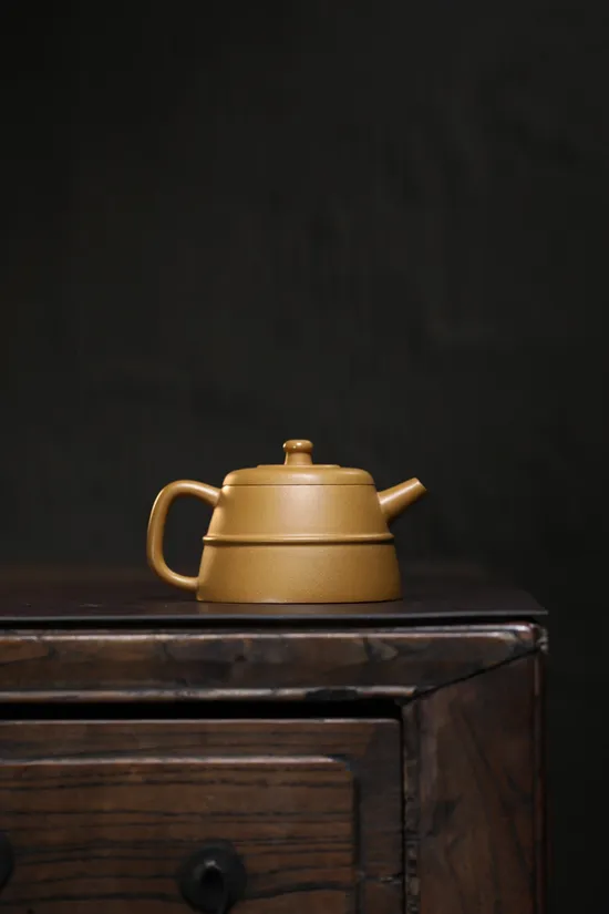 Yixing Golden Duanni Clay Teapot 200cc | Handcrafted Zisha Artistry 5