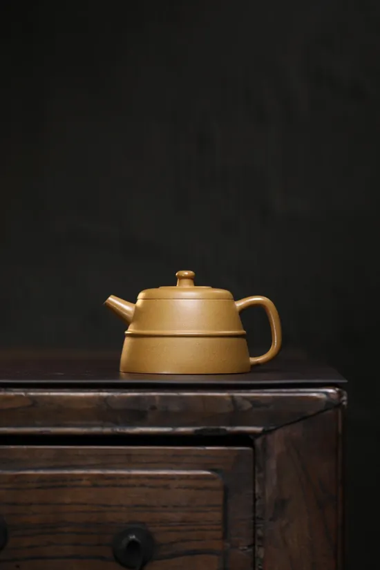 Yixing Golden Duanni Clay Teapot 200cc | Handcrafted Zisha Artistry 6