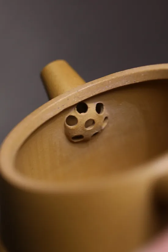 Yixing Golden Duanni Clay Teapot 200cc | Handcrafted Zisha Artistry 7
