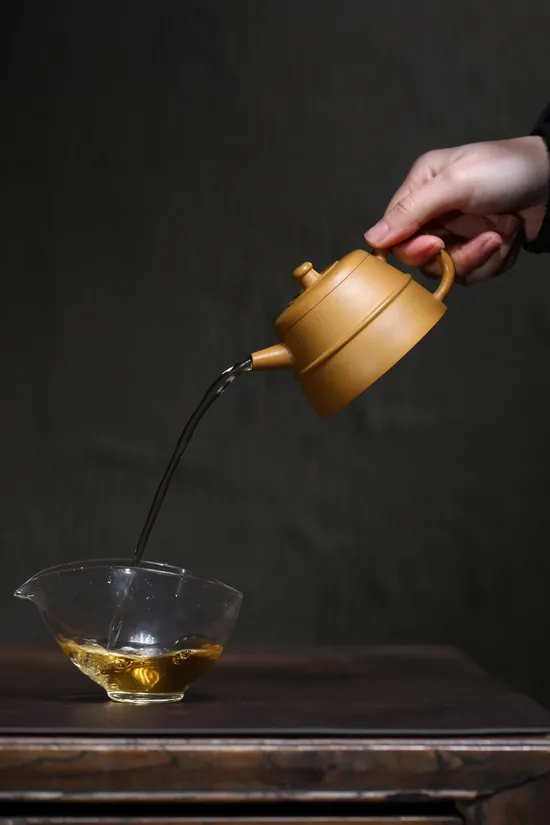 Yixing Golden Duanni Clay Teapot 200cc | Handcrafted Zisha Artistry 8