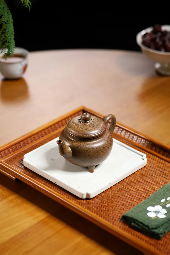 Yixing Zisha Clay Teapot: Dabin Ruyi by Yang Junbao 6