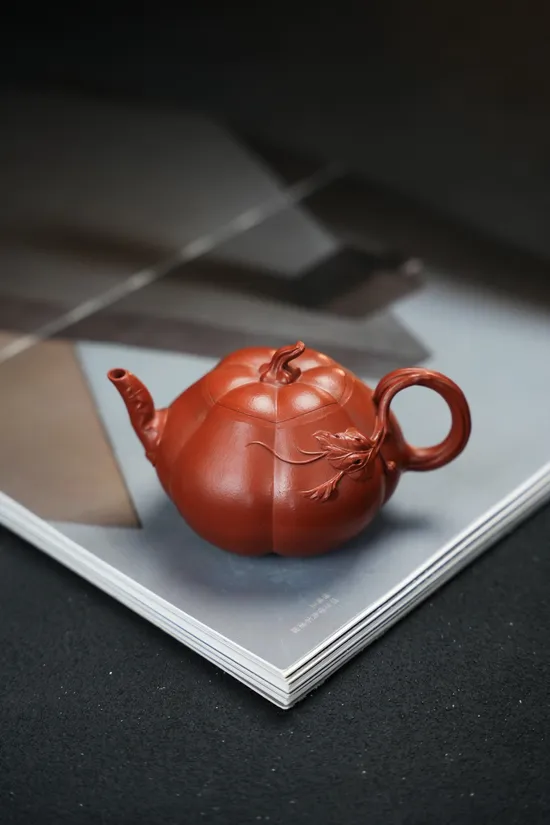 Handcrafted Yixing Zisha Teapot – Premium Clay Artistry & Timeless Design 9