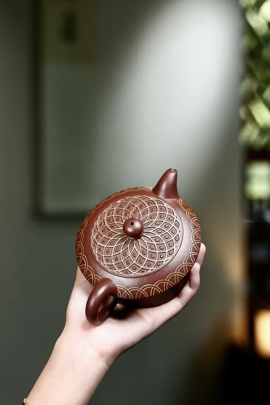 Yixing Zisha Teapot with 24K Gold – Handcrafted Luxury 3